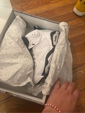 Air jordan 6 midnight navy size 8.5 worn once. Great condition.